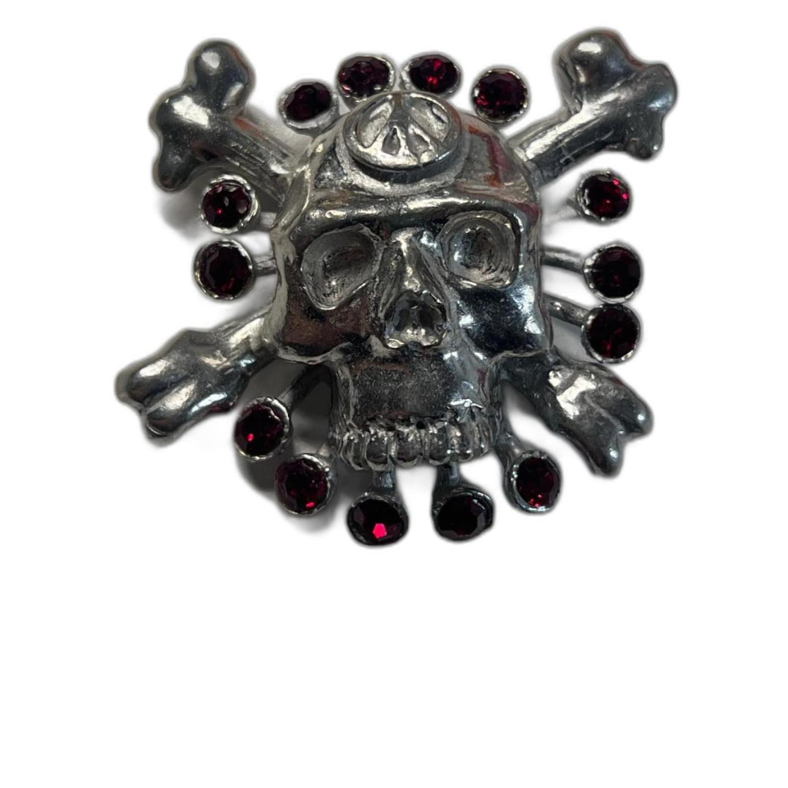 Christian Lacroix Broche tête de mort et os croisés Métal Verre Rouge  Bijouterie argentée ref.2650137 - Joli Closet, image size:1600x1600